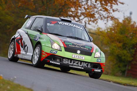 Nummer 3 generelt og vinder i klassen - Anders Lysen i sin Suzuki Swift 1600 Maxi II.
(Foto: Bjørn Johansson / <A HREF="http://www.bjohansson.dk" TARGET=_blank >bjohansson.dk</A>)